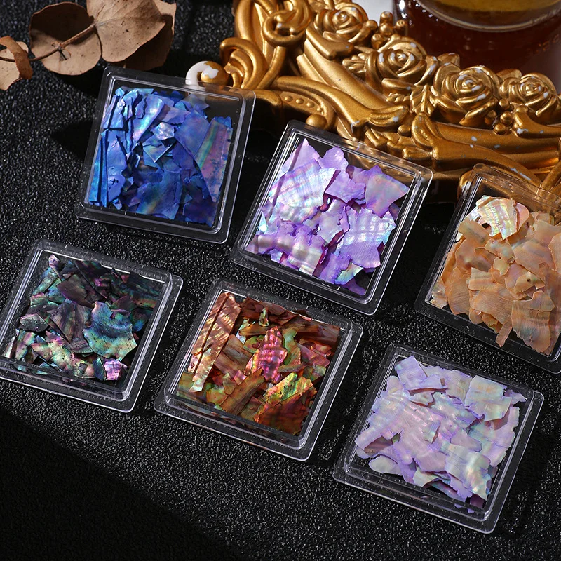 Elementy do zdobienia paznokci z muszli, akcesoria do zdobienia paznokci w stylu japońskim z muszli, elementy z muszli abalonu, fragmenty paznokci, nieregularne kształty.