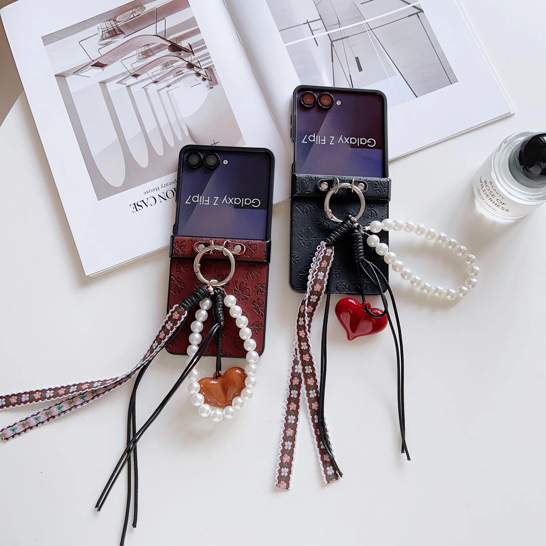 

Fashion Stylish Cute Lace Pearl Love Pendant Embossed Leather Phone Case for Samsung Galaxy Z Flip4/5/6/7 Protective Cover