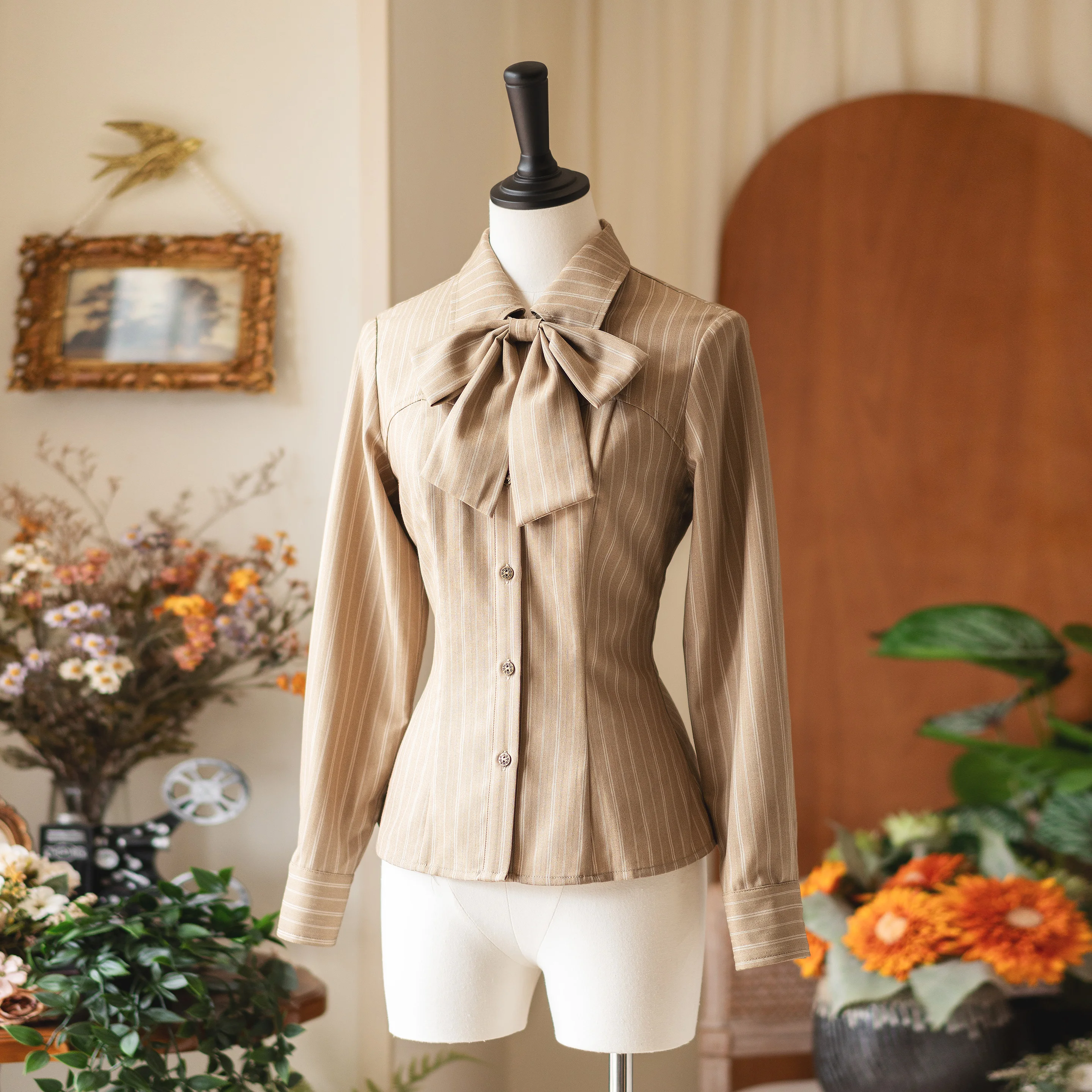 Oryginalna Brytyjska Retro Elegancka Lolita Koszula w Paski z Długim Rękawem Wiosna Jesień 2025 Damska Słodka Bluzka z Kokardą i Sznurowaniem, Dopasowany Krój