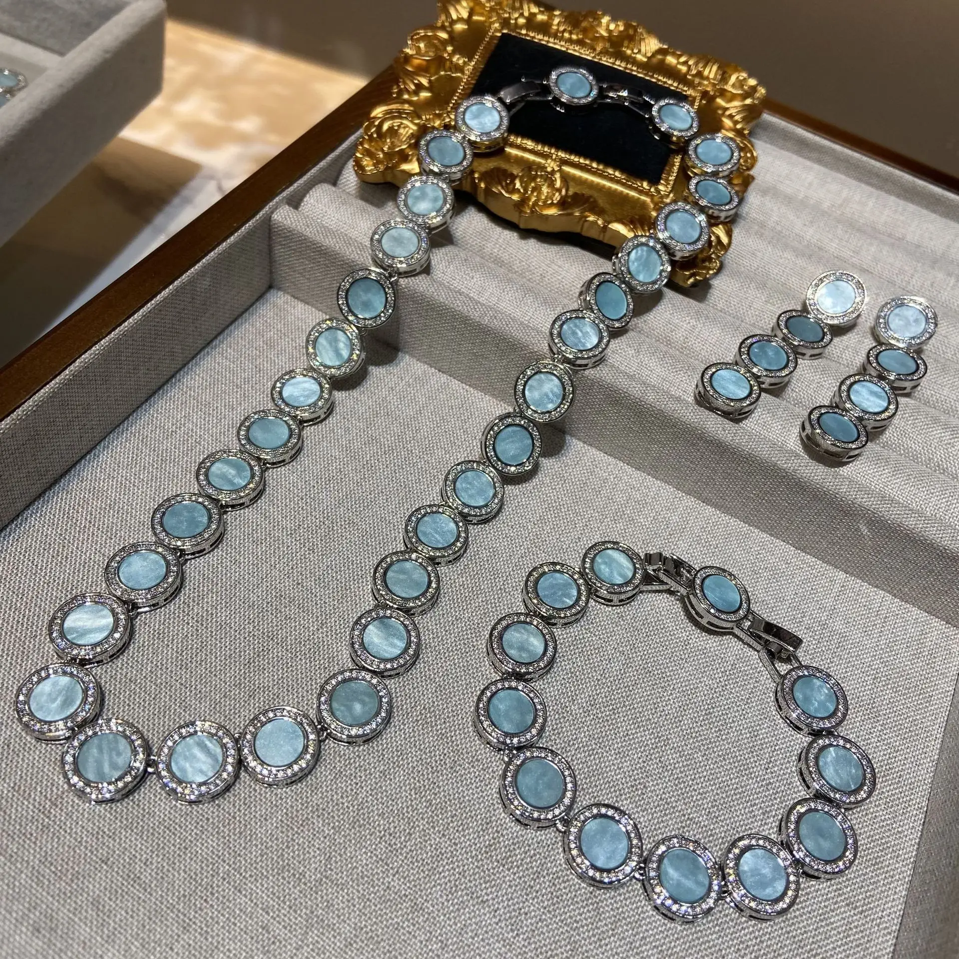 

2025 Новый модный комплект ювелирных изделий, браслет из натуральной пудры, серьги-гвоздики, ожерелье, легкие роскошные аксессуары для женщин