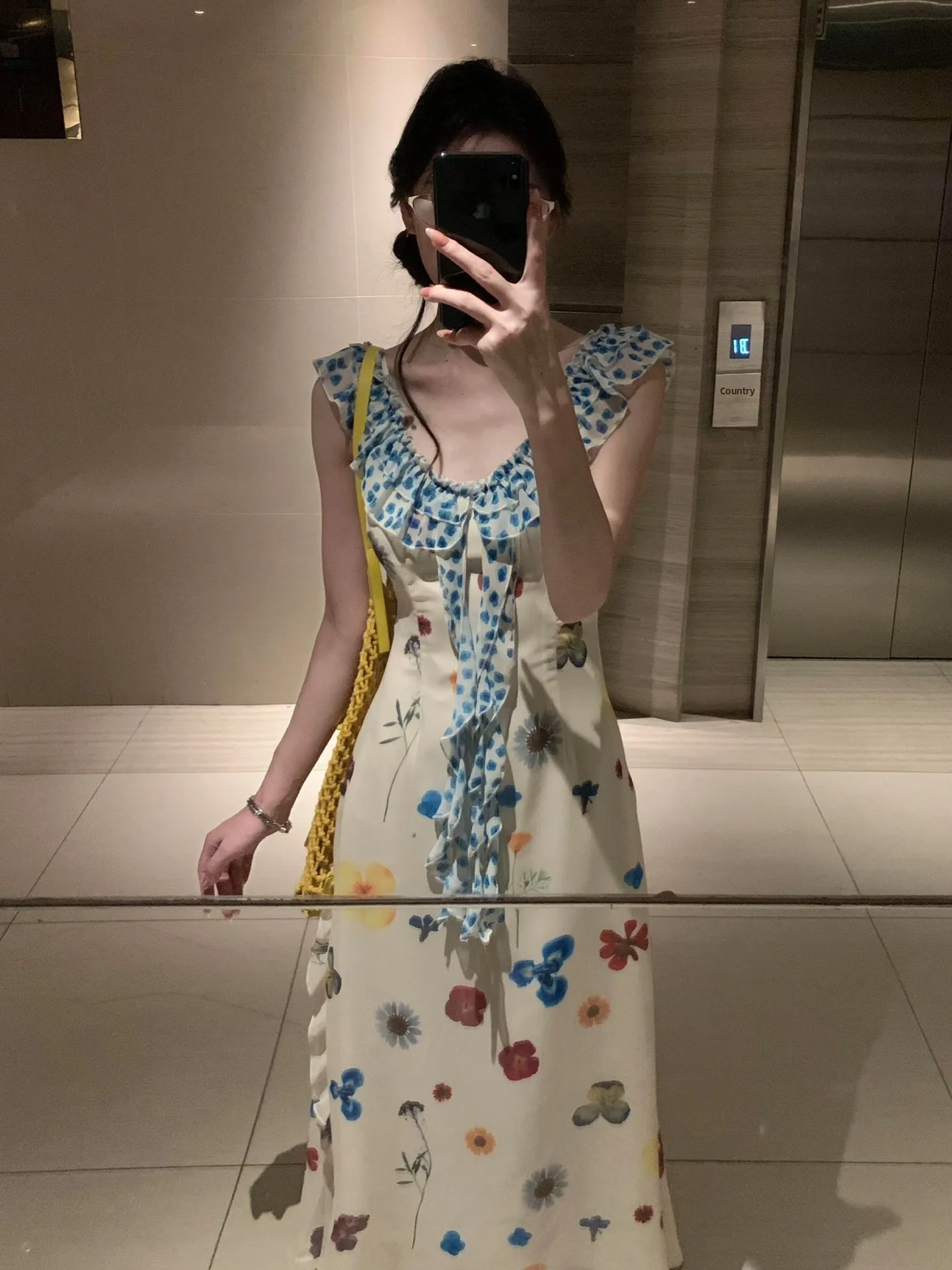 ชุดเดรสยาวลายดอกไม้แบบเปิดไหล่สำหรับผู้หญิง ฤดูร้อน 2025 รุ่นใหม่ สไตล์หรูหรา ทรงเอ เอวสูง ไม่มีแขน คอวี