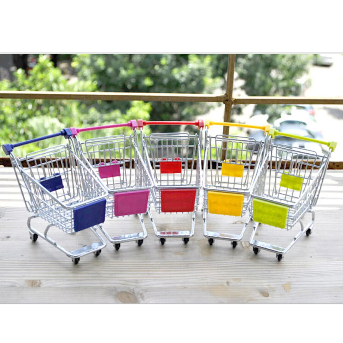 Mini cesta de armazenamento de carrinho de compras 11*7.5*11.5cm cor aleatória organizador de plástico de metal para mesa escritório decoração de casa mini