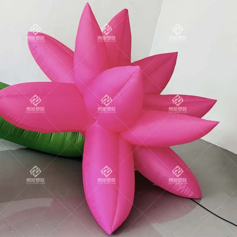 Modello gonfiabile gigante di pianta di fiore di loto, oggetti di scena decorativi per arrampicata su parete possono essere personalizzati