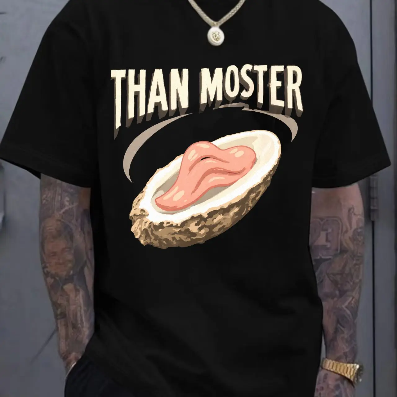 THAN MOSTER Camiseta gráfica de concha de ostra, texto retro vintage marrón crema con ilustración de carne de ostra rosa, juego de palabras humorístico - In