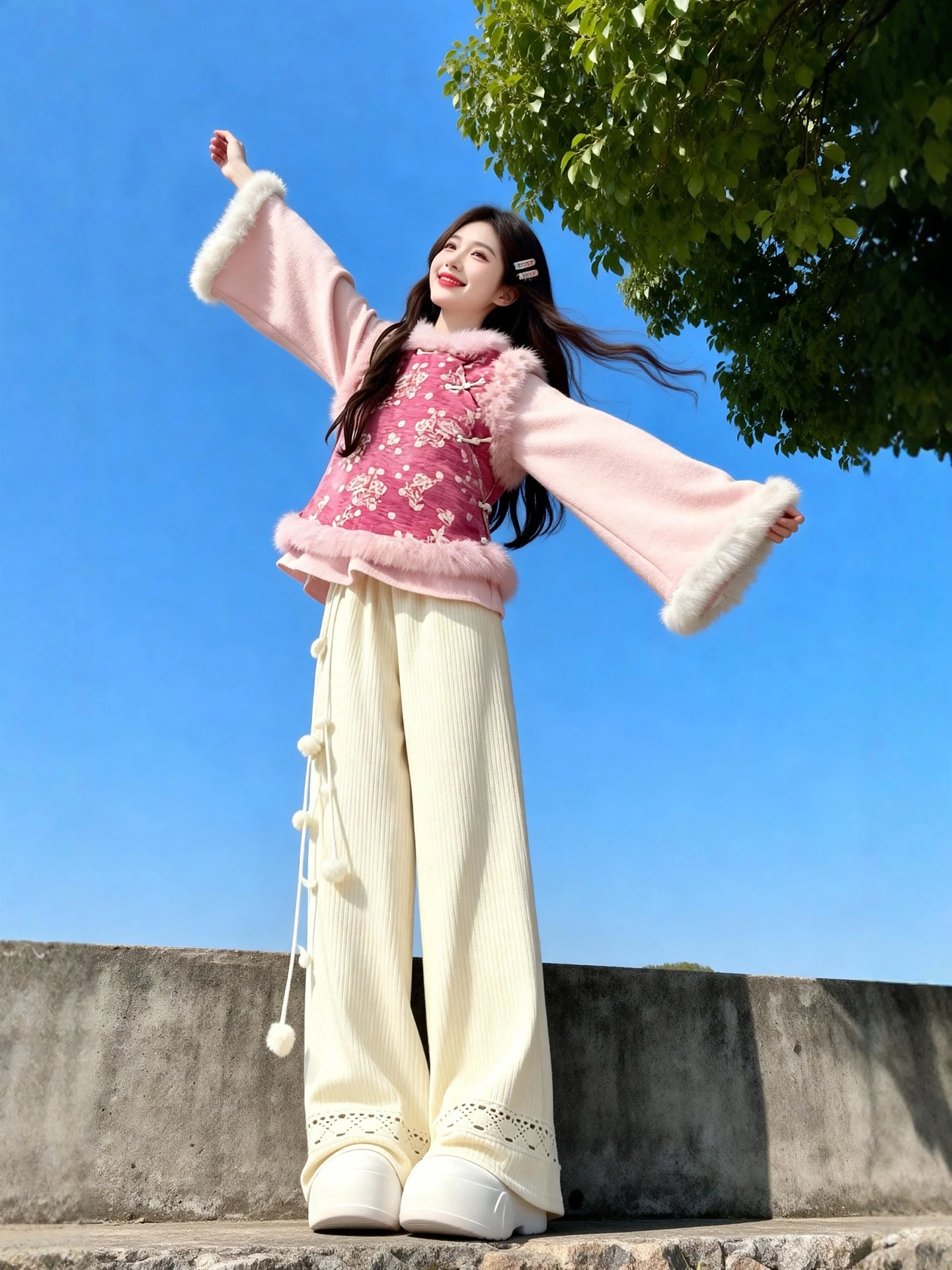 

Уютный китайский комплект из трех предметов: теплый флисовый жилет, базовая футболка и повседневные брюки больших размеров для женщин – модный и комфортный.