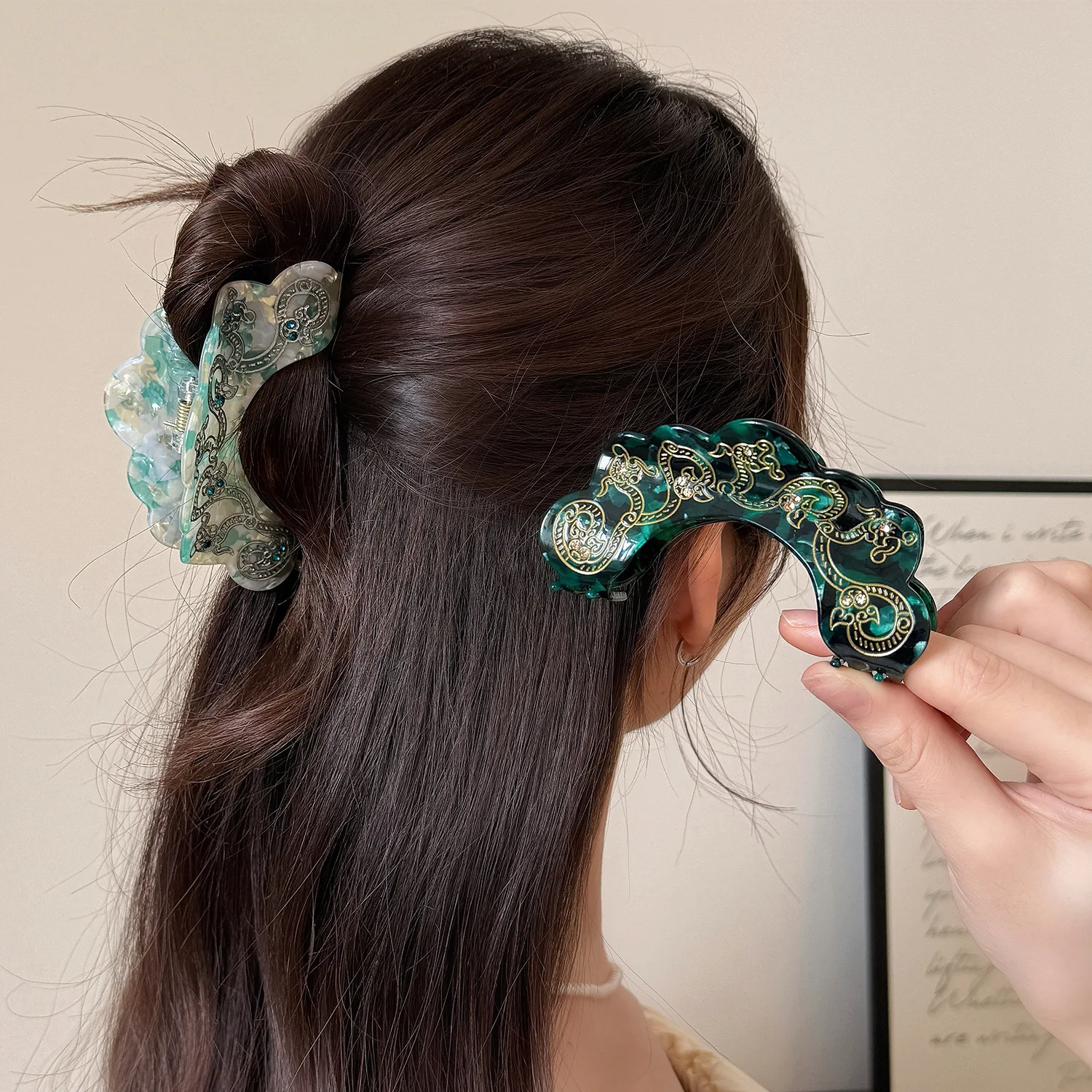 

China Retro Arch Crab Hair Clip Senior Acetate Green Claw Clips Gentle French Style Hair Claw Hair Accessories for Women Girls