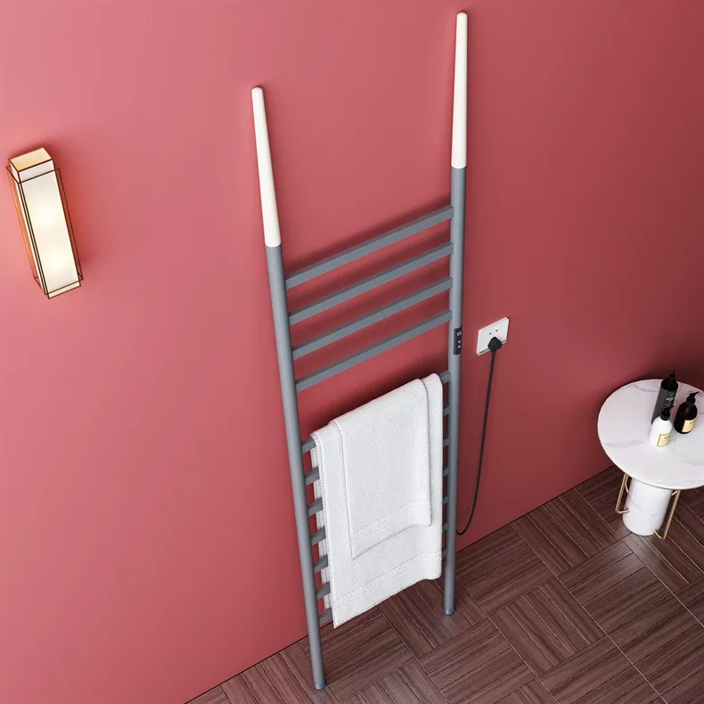 Traditioneller silberner Handtuchhalter mit goldener Heizung. Eleganter Badezimmer-Handtuchwärmer für den bequemen Gebrauch