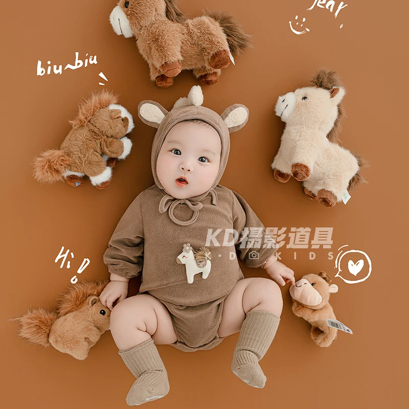 

Комплект для фотосессии младенцев на 100 дней: вязаный костюм коричнево-белого цвета с шапочкой (2 предмета в комплекте) и милые плюшевые игрушки-пони для декора фотосессий