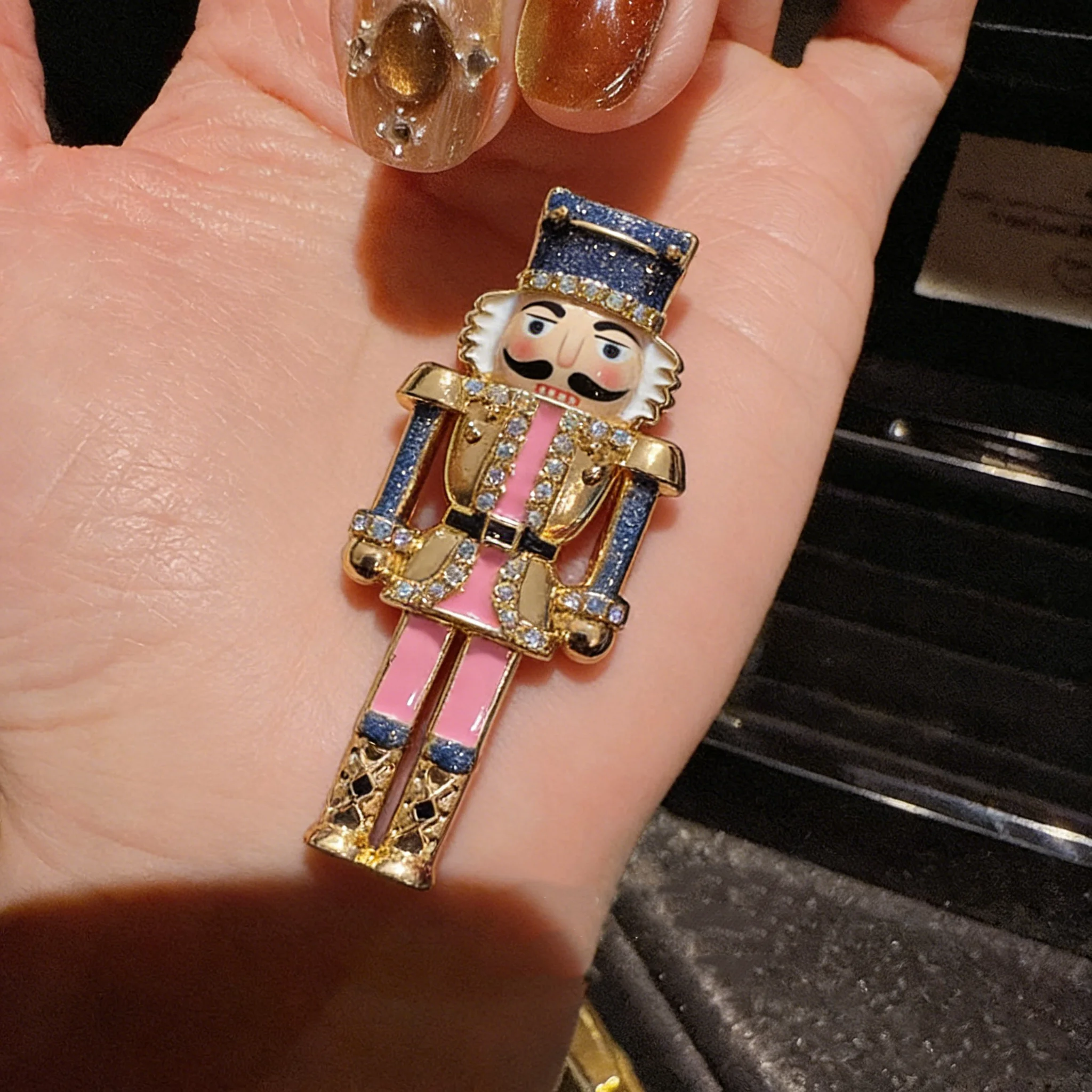 SKEDS 2026 New Design Pink Cartoon Soldier Brooch Exquisite Rhinestone Pin Unisex Clothing and Dress Accessory Boutonniere