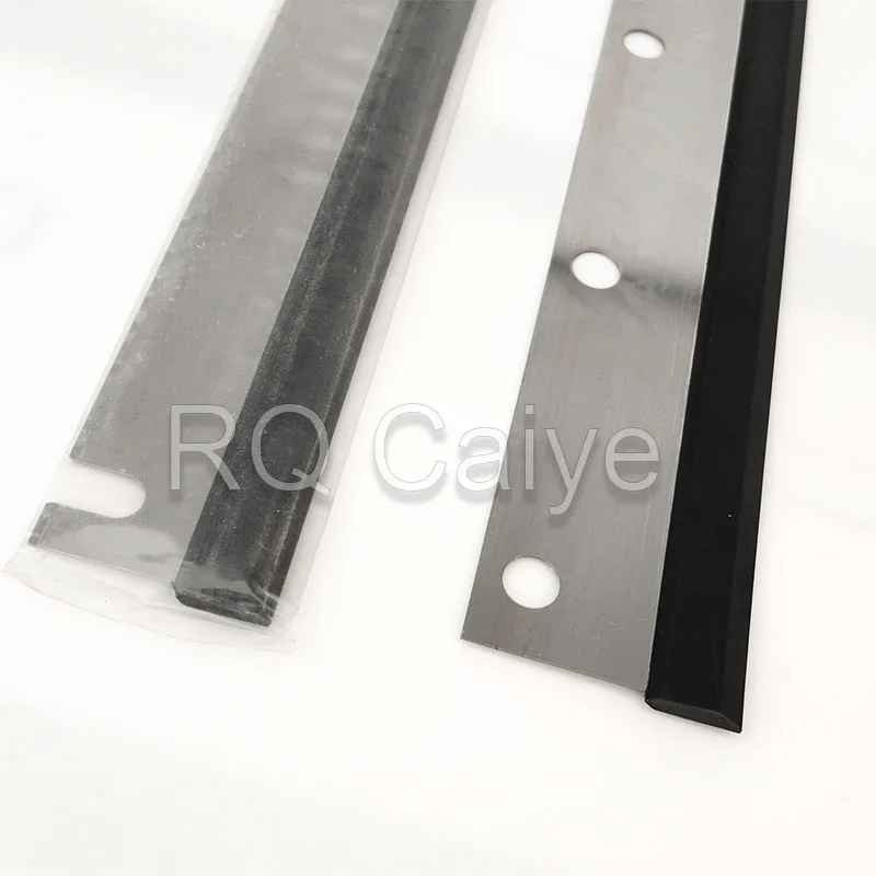 

2 штуки для Komori 28: лезвие для очистки 775x48x0.5мм (11 отверстий) и лезвие для очистки 785x40x0.5мм (6 отверстий). Запчасти для печатных машин.