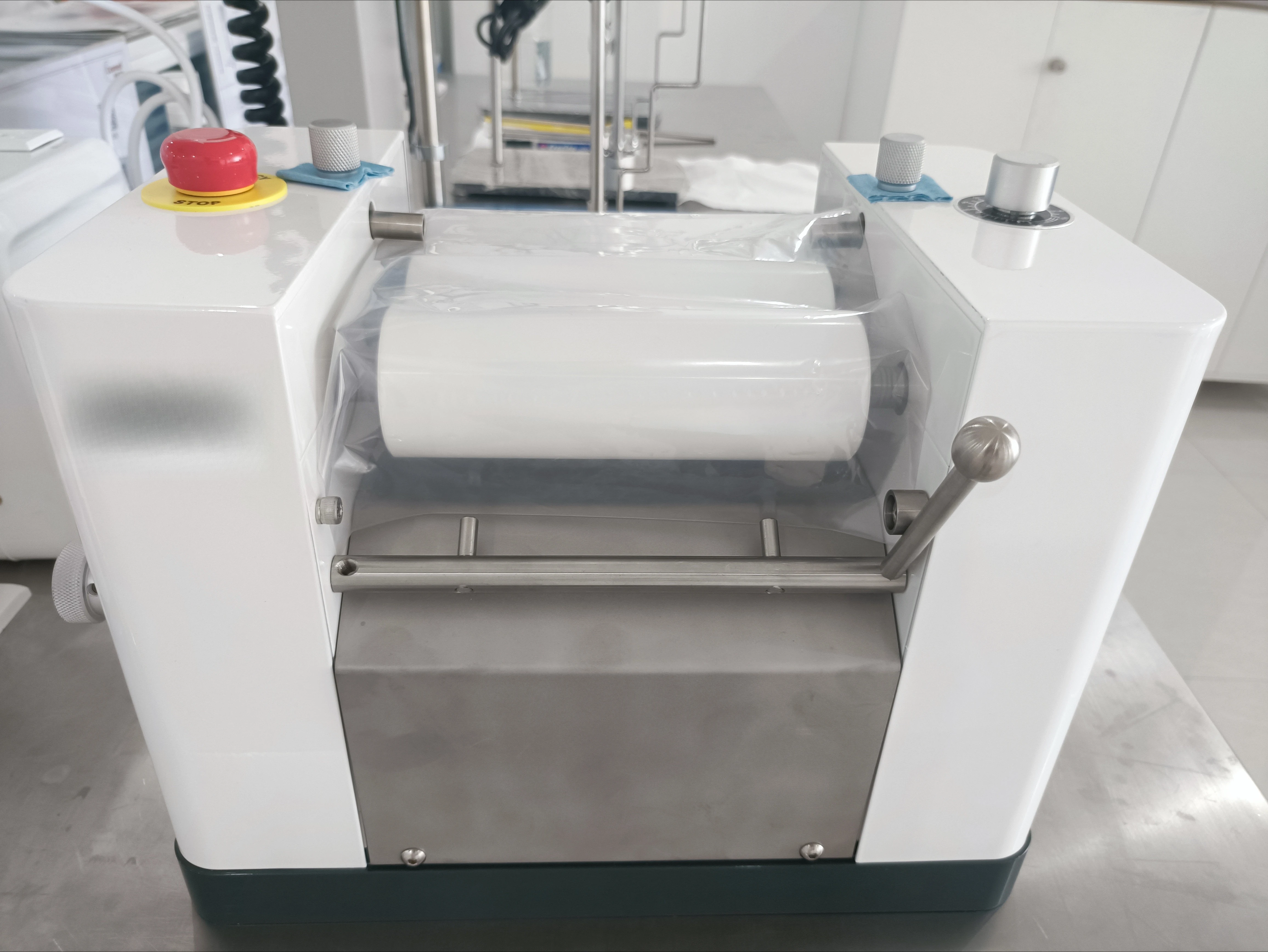 مطحنة سيراميك مختبرية ثلاثية الأدوار مع محمل ومعدات لمعالجة مسحوق مستحضرات التجميل وأحمر الشفاه والصابون