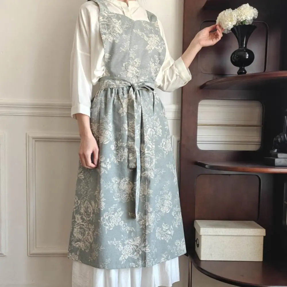 

Durable Elegant Kitchen Apron with Pockets Cross-back Cleaning Apron Retro Exquisite Water-repellent Apron Women
