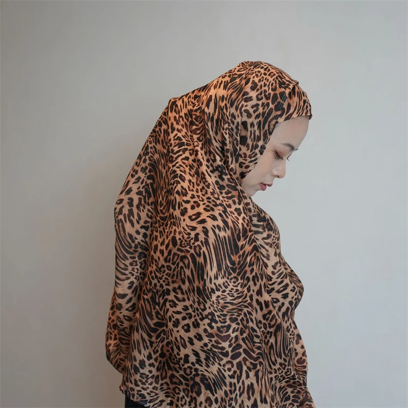 Nuova protezione solare voile sottile sciarpa da donna Hijab classico sciarpe con stampa leopardata morbida signora Foulard viscosa scialli avvolgenti femminili