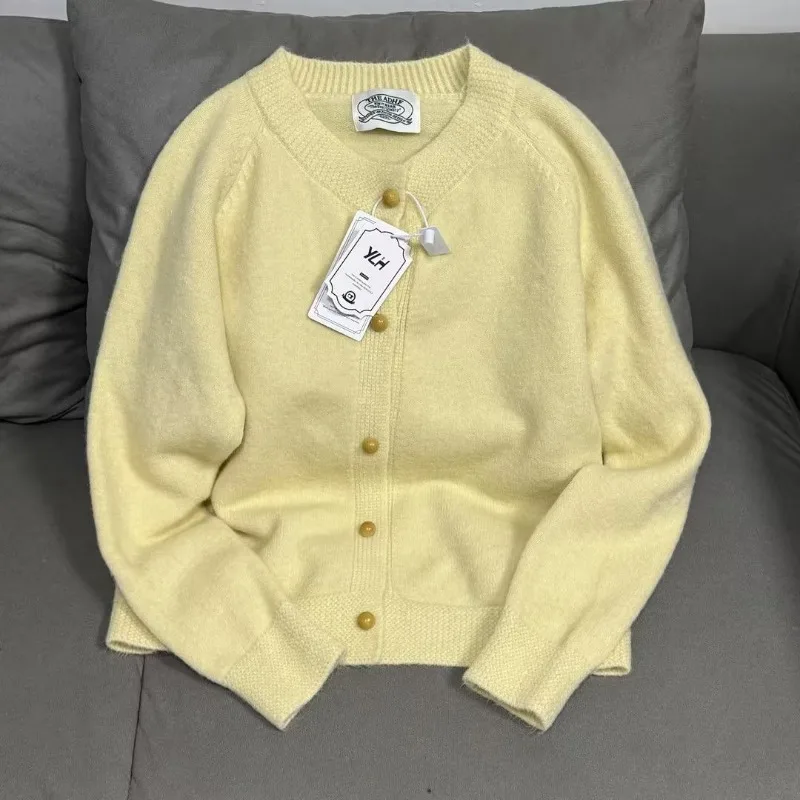 Nowy kardigan 2025 podkreśla Twoją osobowość, słodki styl. Luźny krój, mieszanka wełny, modny materiał.