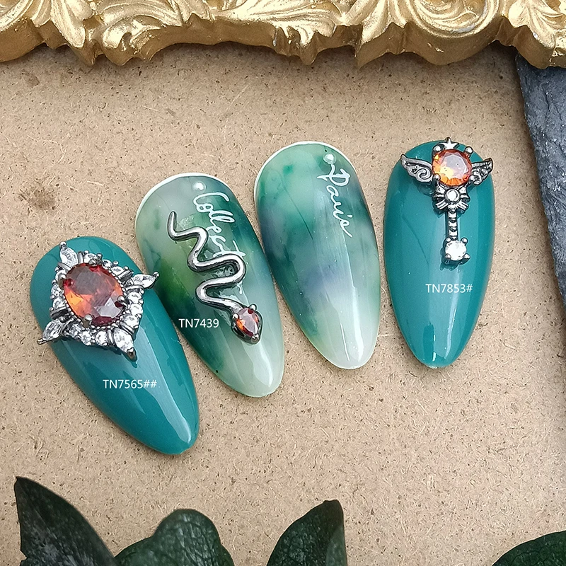 เครื่องประดับตกแต่งเล็บฮาโลวีนแบบเซอร์โคเนียม 2 ชิ้น สไตล์ดาร์ก ลายแมงมุม/กางเขน เซอร์โคเนียมแบบเรโทร