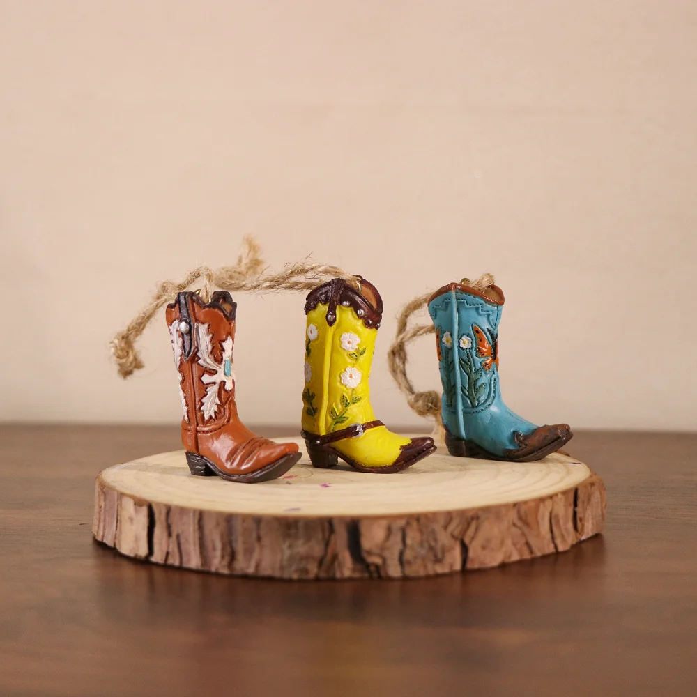 Amerikanischer Cowboy-Stiefel-Anhänger Weihnachtsbaumdekoration Kunstharz-Handwerk Innen- und Außenbereich Cowboy-Hängeornament Zubehör – Detail 3