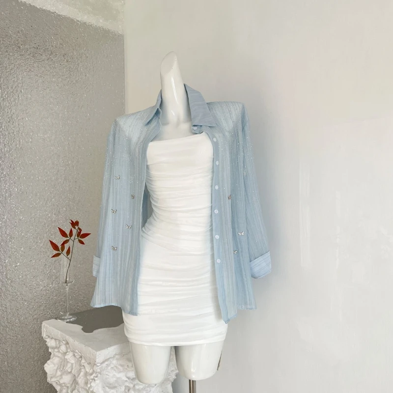 

Модный женский летний комплект из двух предметов: белое облегающее платье с вырезом на шее + тонкая рубашка с однотонным воротником и бабочками из страз