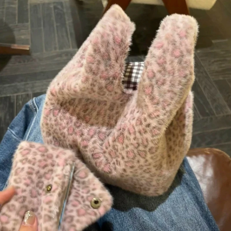 

New Leopard Print Plush Handbag for Winter Fashion Vintage Wrist Bag for Commuter Casual Bag for Work Outdoor Small Bag