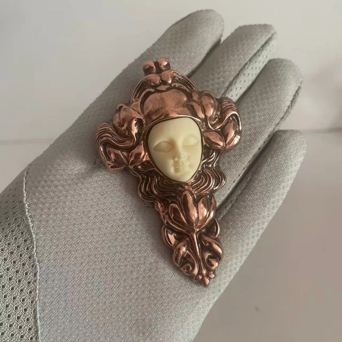 MITTO Fashion Textured Aurora Cameo Vintage Pin Women's Dress Brooch High-End Accessories Jewelry