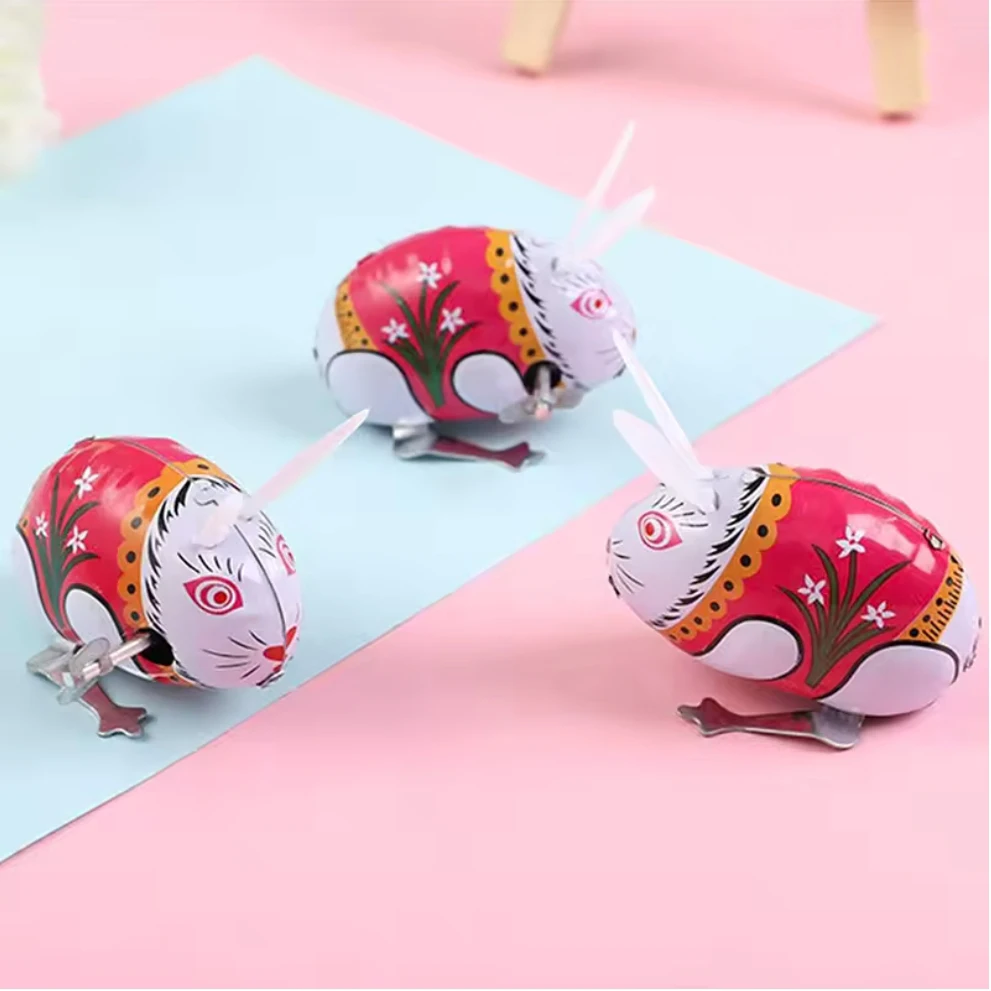 Dies ist ein klassisches Frühlingssprung-Kinderspielzeug aus Eisenkaninchen, Actionspuppen-Kinderspielzeug und ein klassisches Frühlingsspielzeug für Kinder als Geschenk