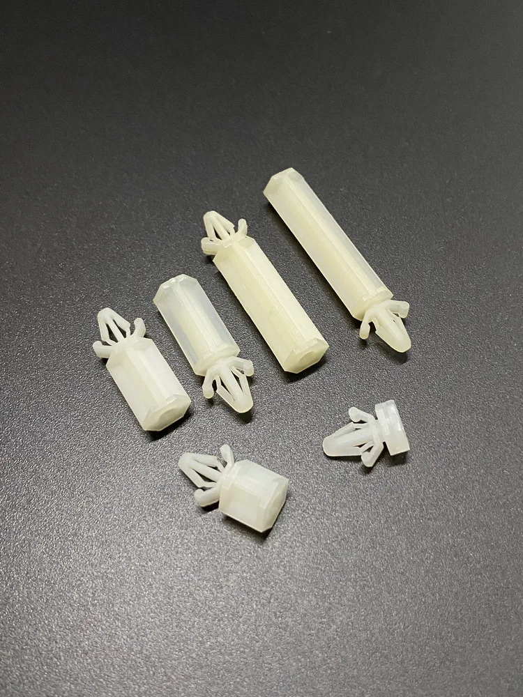 100 قطع PA66 المواد اللون الطبيعي 4 مللي متر ثقب الاستخدام لوحة دارات مطبوعة قوس طوقا رئيس واحد عزل العمود فاصل الدعم