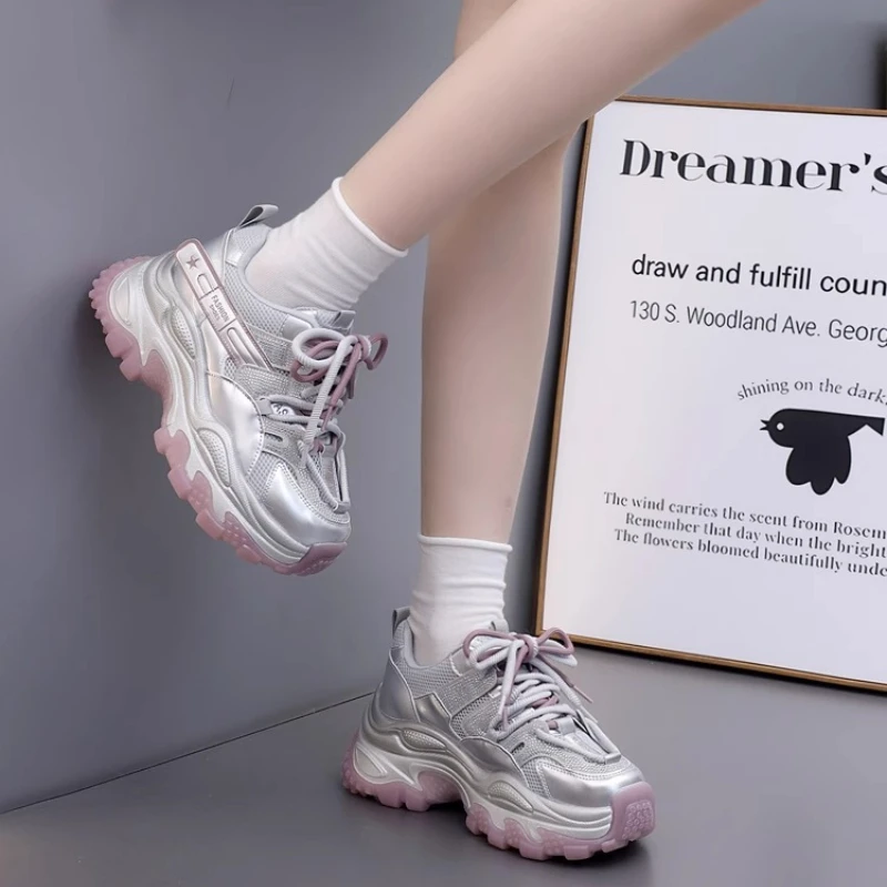 2025 حذاء أبي جديد مضاد للانزلاق باللون الوردي ونعل سميك متعدد الاستخدامات حذاء رياضي كاجوال للنساء