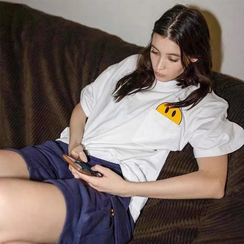 تي شيرت Drew House عالي الجودة مبتسم بأكمام قصيرة ملابس الشارع الأمريكية متعددة الاستخدامات وجيب كبير الحجم للجنسين 100% قطن