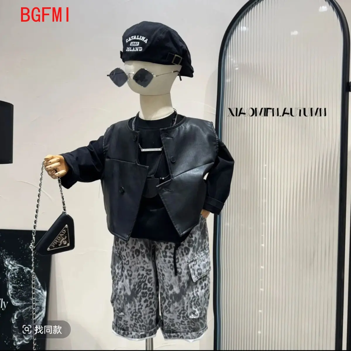 

Осенний новый корейский детский модный кожаный топ на бретелях, черное нижнее пальто, джинсы с леопардовым узором, комплект из 3 предметов для мальчиков, крутой красивый комплект