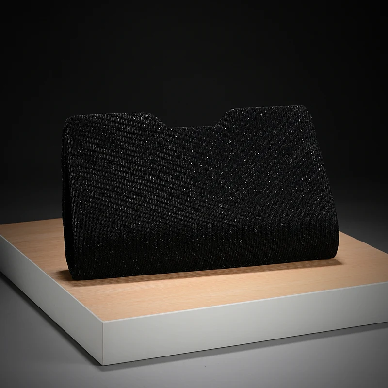 Luxuriöse, leicht verzierte Abendtasche mit vertikalen Falten und Pailletten, mit Metallkette, als Umhängetasche für Verlobungspartys, passend zu festlichen Kleidern. – Detail 13