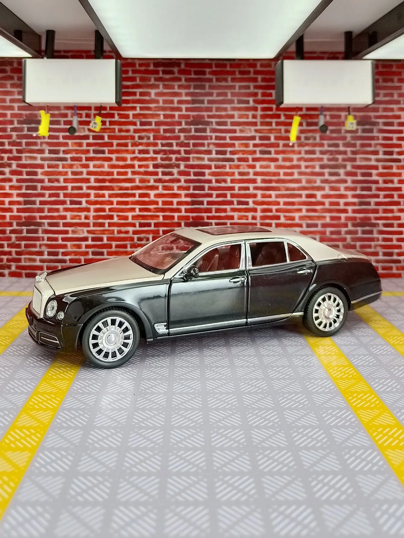 1/24 Bentley Mulsanne GT Alloy Model Car Collection Toy Diecast Metal Vehicle Simulation Sound & Light Toys For Children Gift