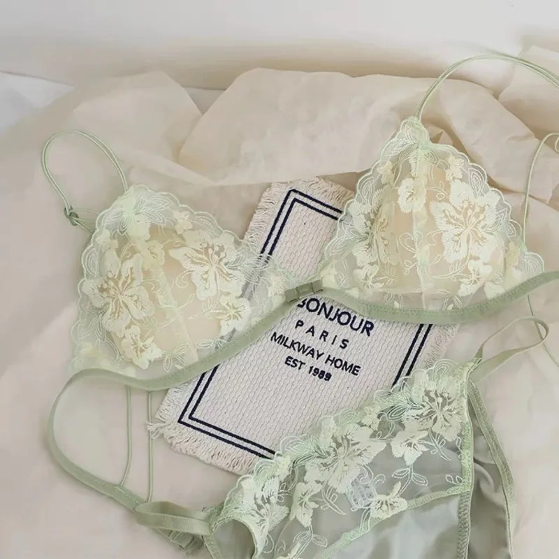 ชุดชั้นในลูกไม้ปักลายแบบสามเหลี่ยมสไตล์ฝรั่งเศส ไร้โครง เก็บทรงสวย ดีไซน์เว้าแหวก เซ็กซี่ ยี่ห้อ CA MOYIU ประกอบด้วยบราและกางเกงใน
