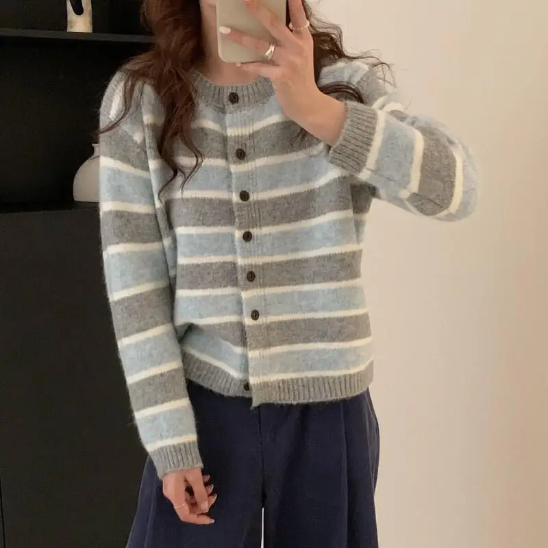 Japoński sweter rozpinany w stylu retro z blokami kolorów i paskami, damski, jesienno-zimowy, nowy, luźny, z okrągłym dekoltem, dzianinowa bluzka, uroczy, kawaii.