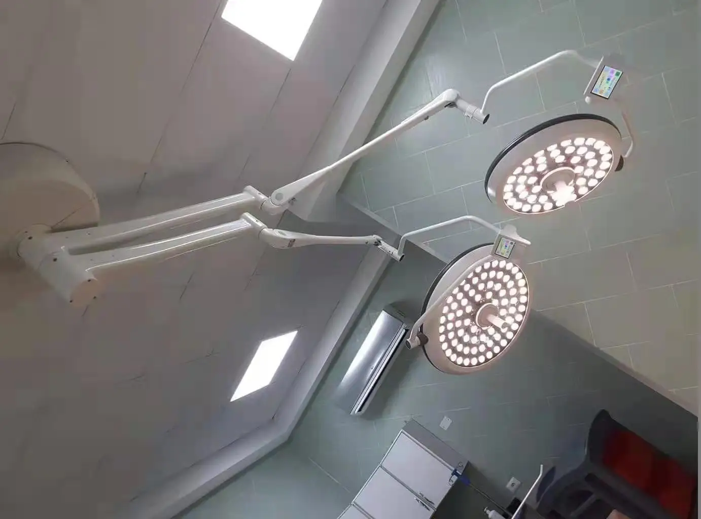2026 New RC-LED700+500touch+TV Electric Surgical Shadowless Operating Theatre Lamp