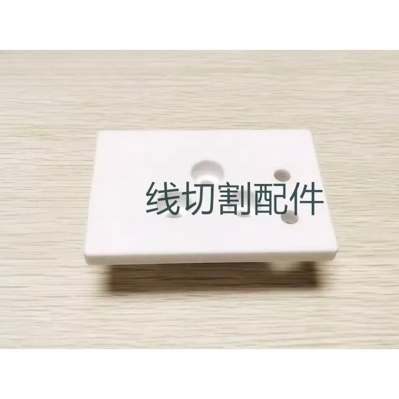 

1 шт. верхняя изоляционная пластина M301 X053C162H01, керамическая изоляционная доска 100x68x33 мм для станков электроэрозионной резки проволокой серии DWC