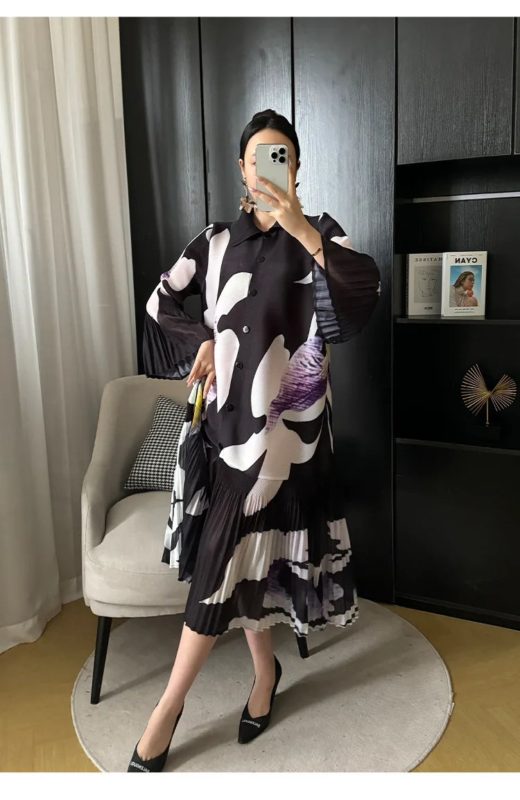 Miyake Plissierter Cardigan mit Knopfleiste, Frühjahr 2024, Neues Damenkleid mit Print, Revers und Blütenknospenärmeln, Sommerliches Damenkleid in Mittellänge – Detail 15
