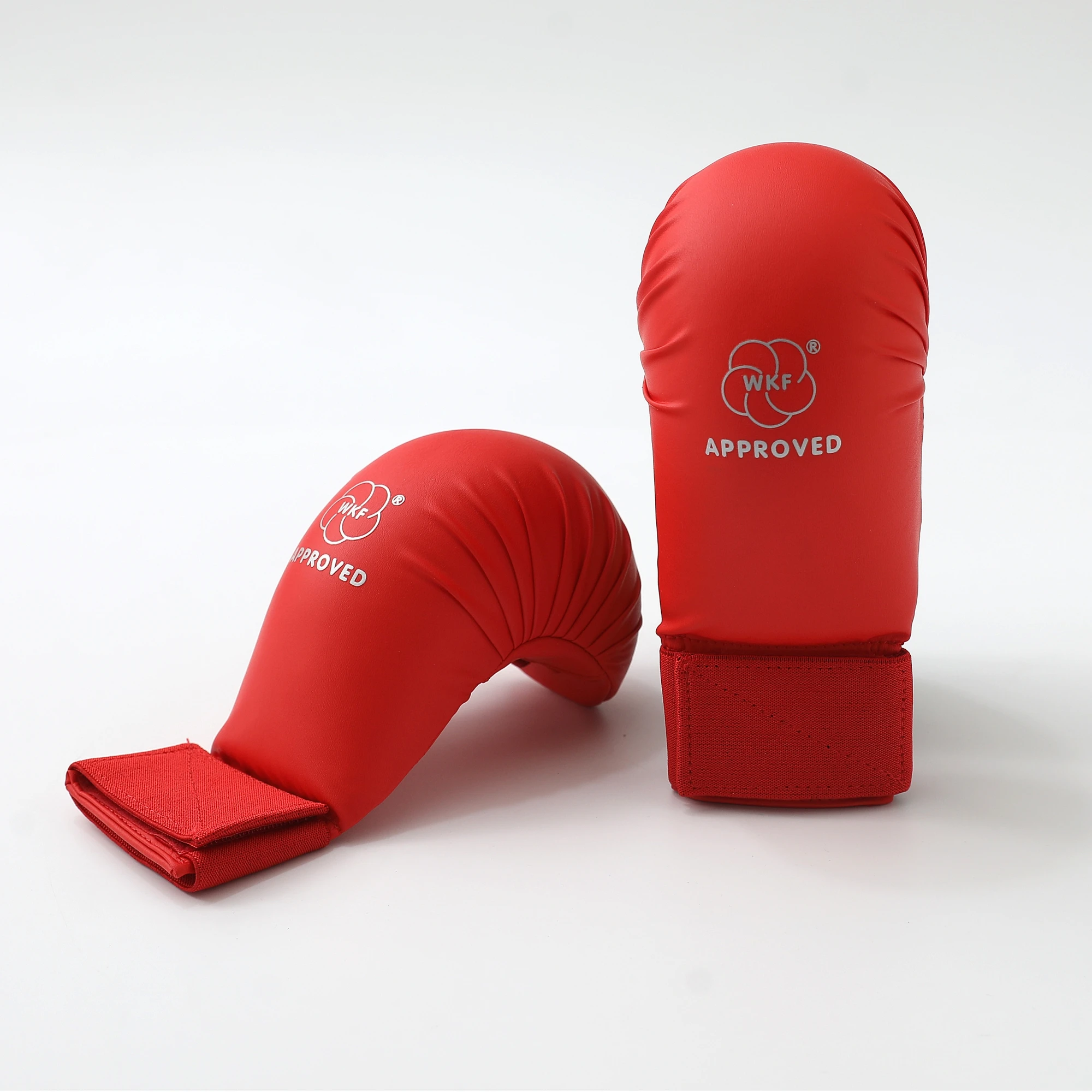 قفازات كاراتيه بيضاء معتمدة من WKF للأطفال والكبار حشو سميك صلب MMA قفاز ملاكمة فنون الدفاع عن النفس قفازات تخصيص الشعار