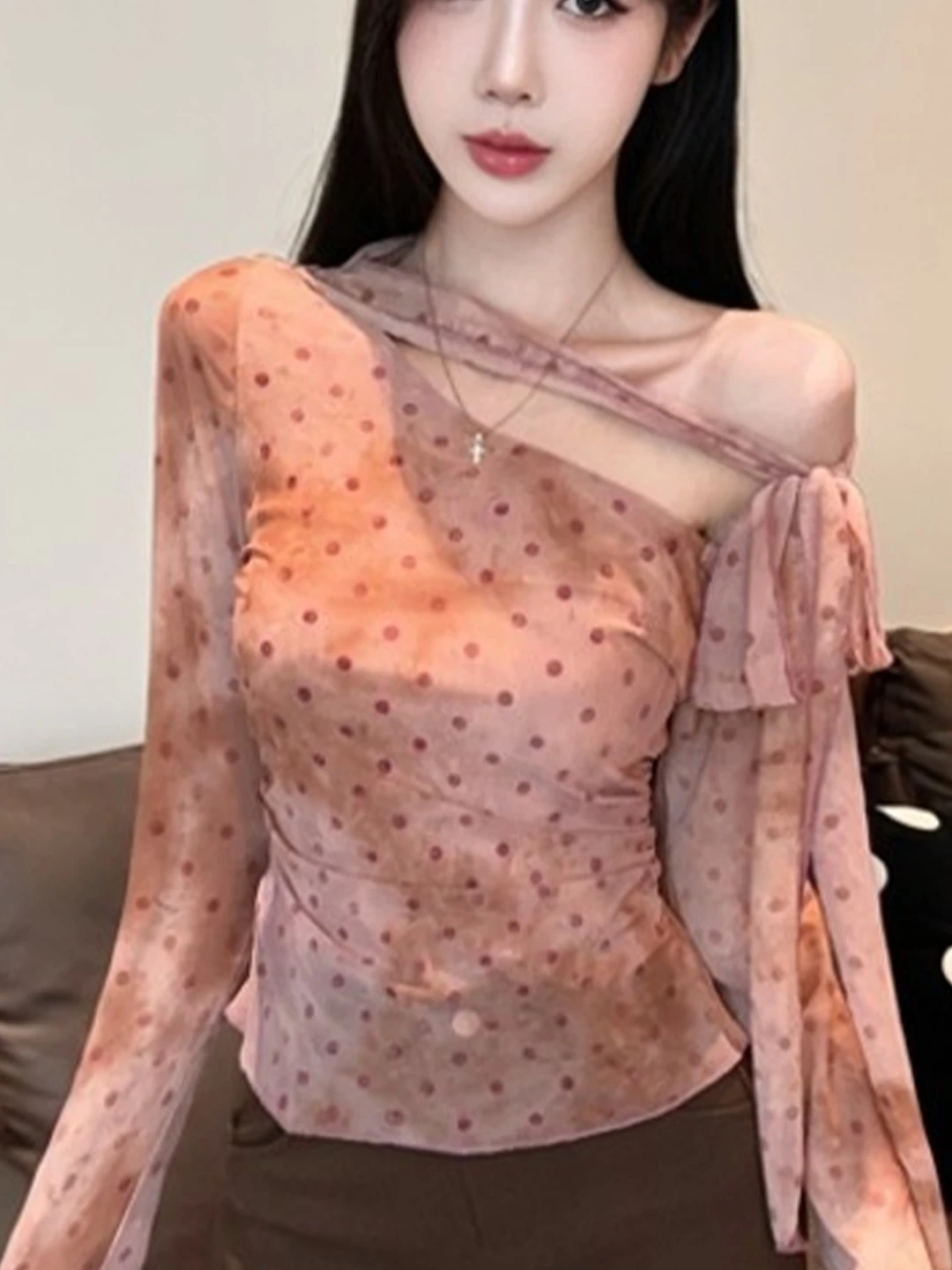 한국 스타일의 달콤하고 시크하며 섹시한 폴카 도트 긴팔 - Base Layer Top 리뷰 및 가격