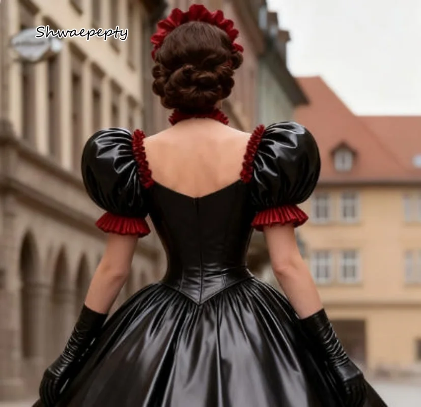 Gothic Viktorianisches Abendkleid Schwarz und Rot PU Glänzende Abendkleider Abgestuftes Ballkleid Teelang Vintage Damenkostüm Maßgeschneidert