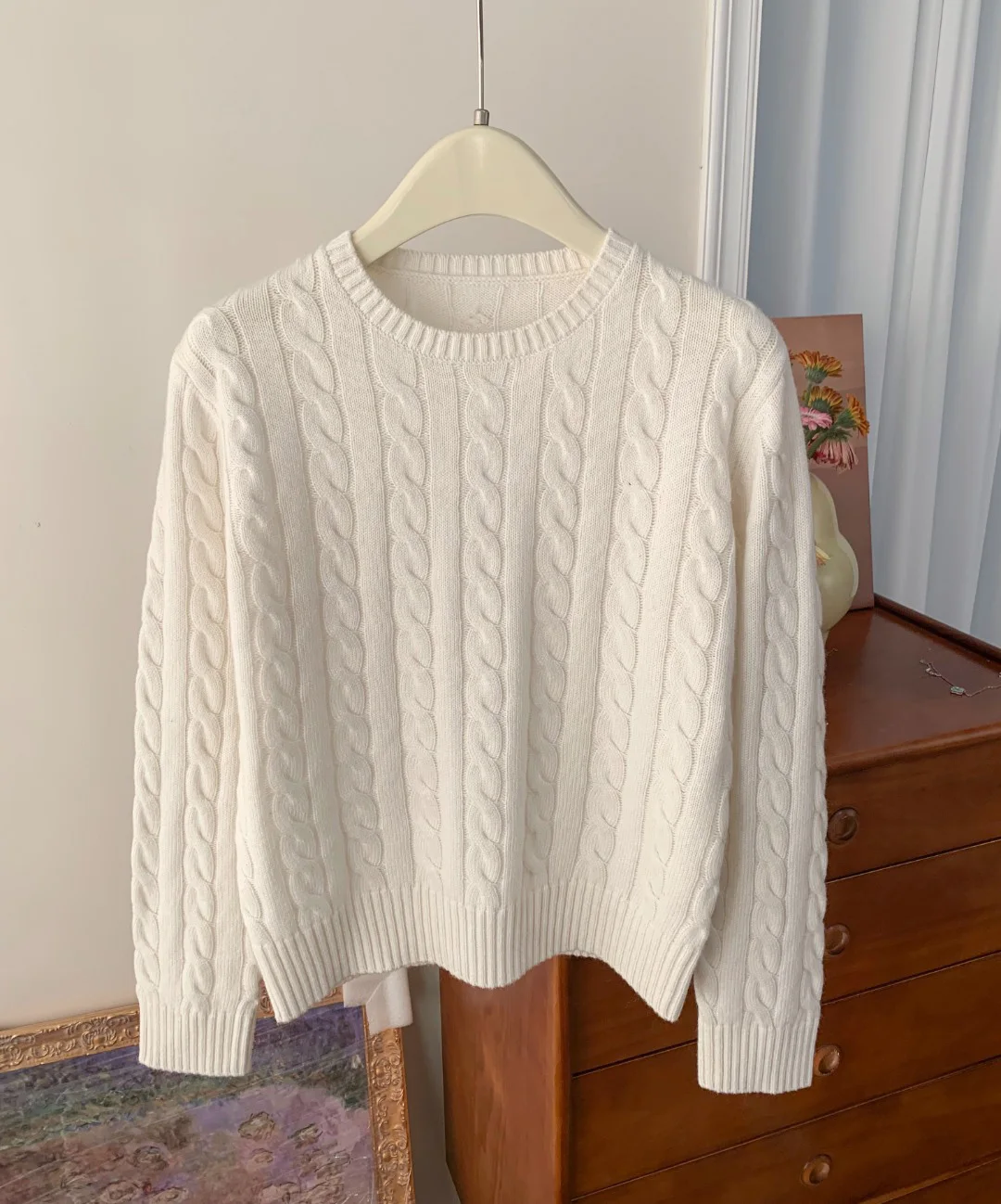 Women's ClothingA sweater that can be worn all year round, wool cable knitting, feels very soft and waxy