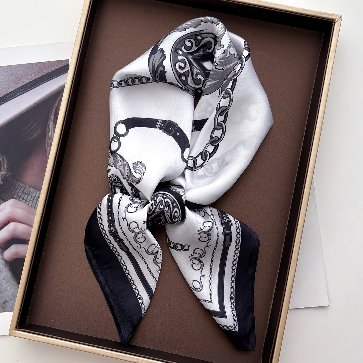 Sciarpa quadrata di lusso per le donne Elegante donna Hijab Stampa a catena Fazzoletto da collo Bandane Primavera Morbida macchia Sciarpe di seta sintetica Scialle