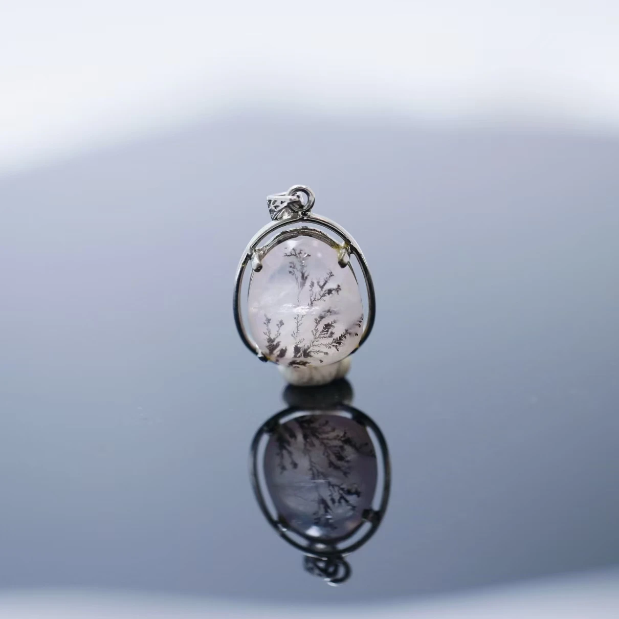 

Natural Small Exquisite Oval-shaped Tree Rose Quartz Crystal Pendant Fashion Jewelry Gift For Woman