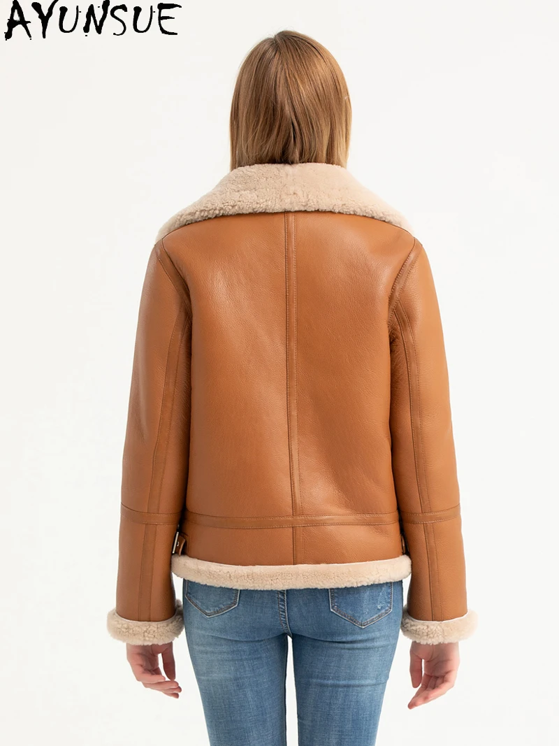 سترة من الجلد الطبيعي من AYUNSUE معطف شتوي للنساء 2025 معطف فرو من جلد الغنم الحقيقي ملابس نسائية سترات للدراجات النارية نمط قصير