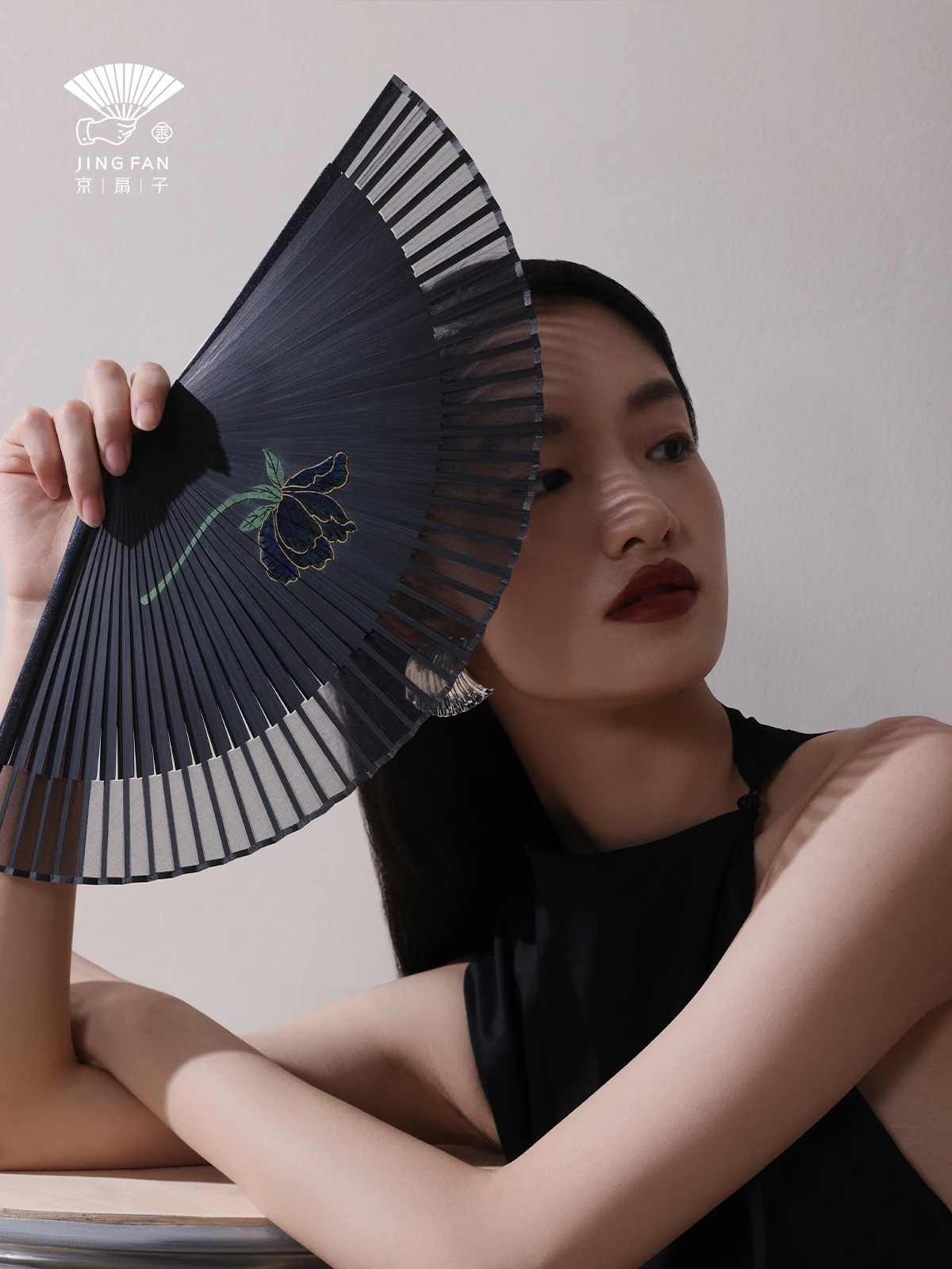 China Huayi Peony Fan Antique New Chinese Bamboo Folding Fan Silk High-end Gift