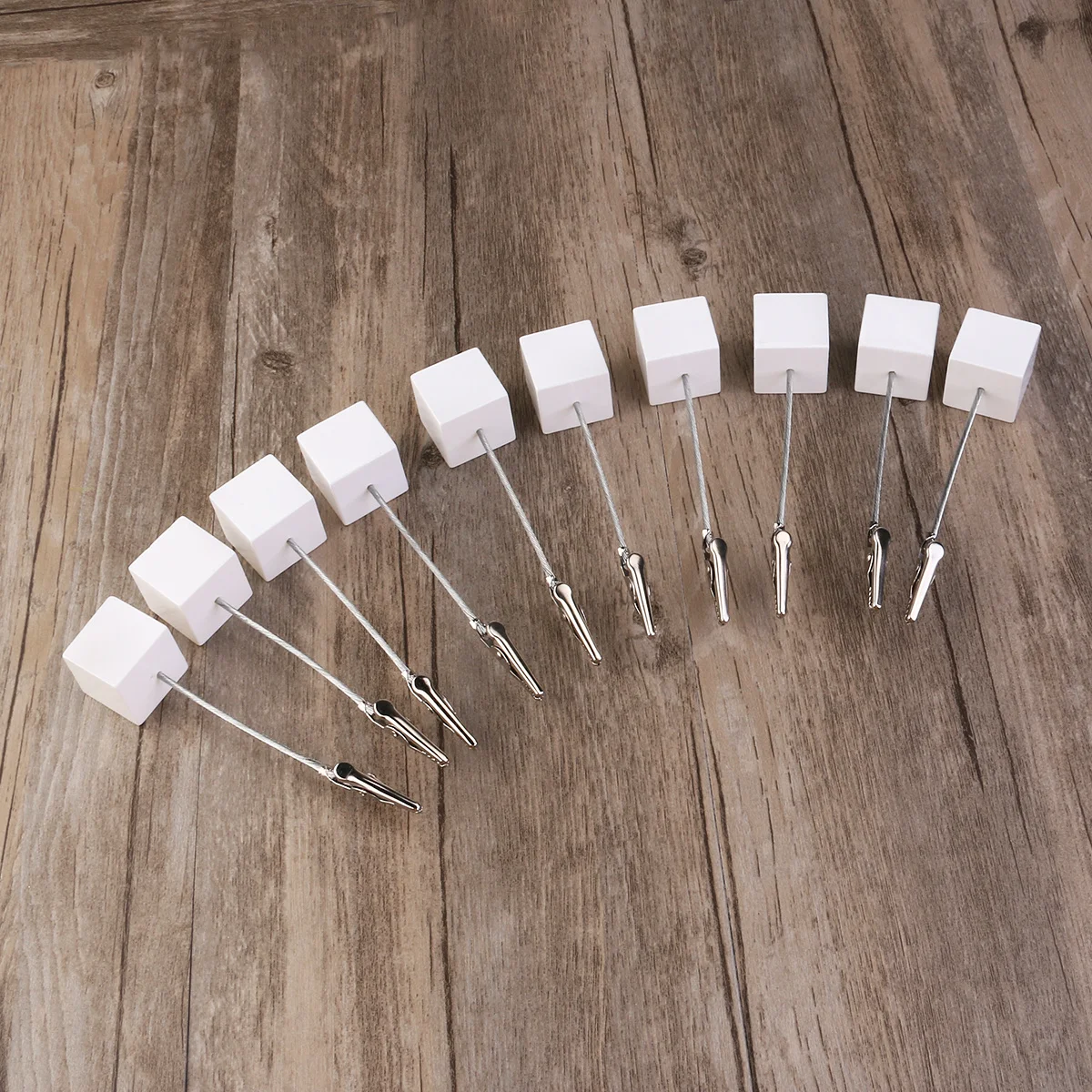 10 قطع من حامل المذكرات الورقية بقاعدة مكعبة من الراتنج مع مشبك من الفولاذ المقاوم للصدأ لتنظيم المكتب والمنزل باللون الأبيض