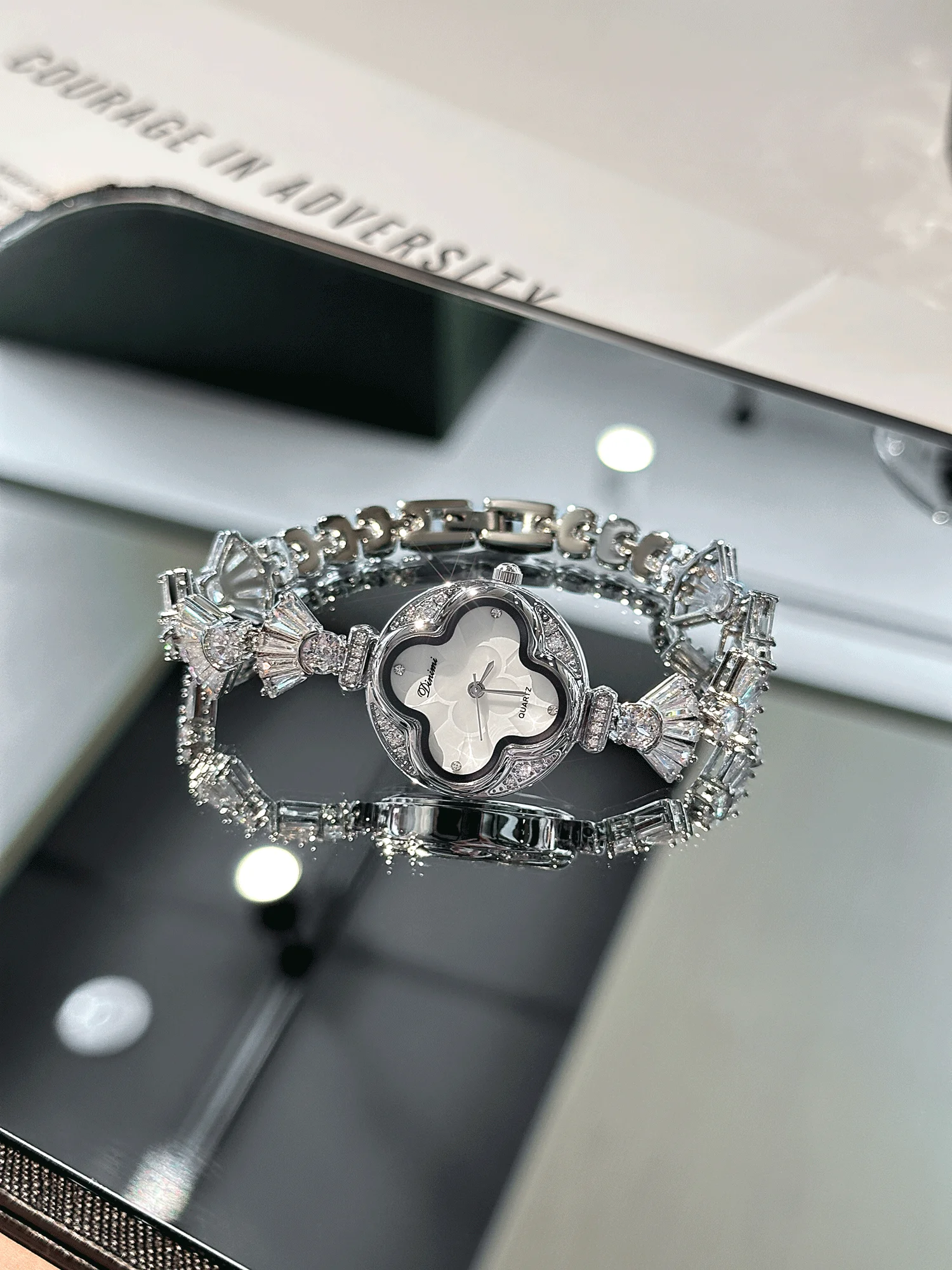 

Стильные женские часы с браслетом из четырехлистного клевера, роскошный минималистичный дизайн, элитный подарок для нее