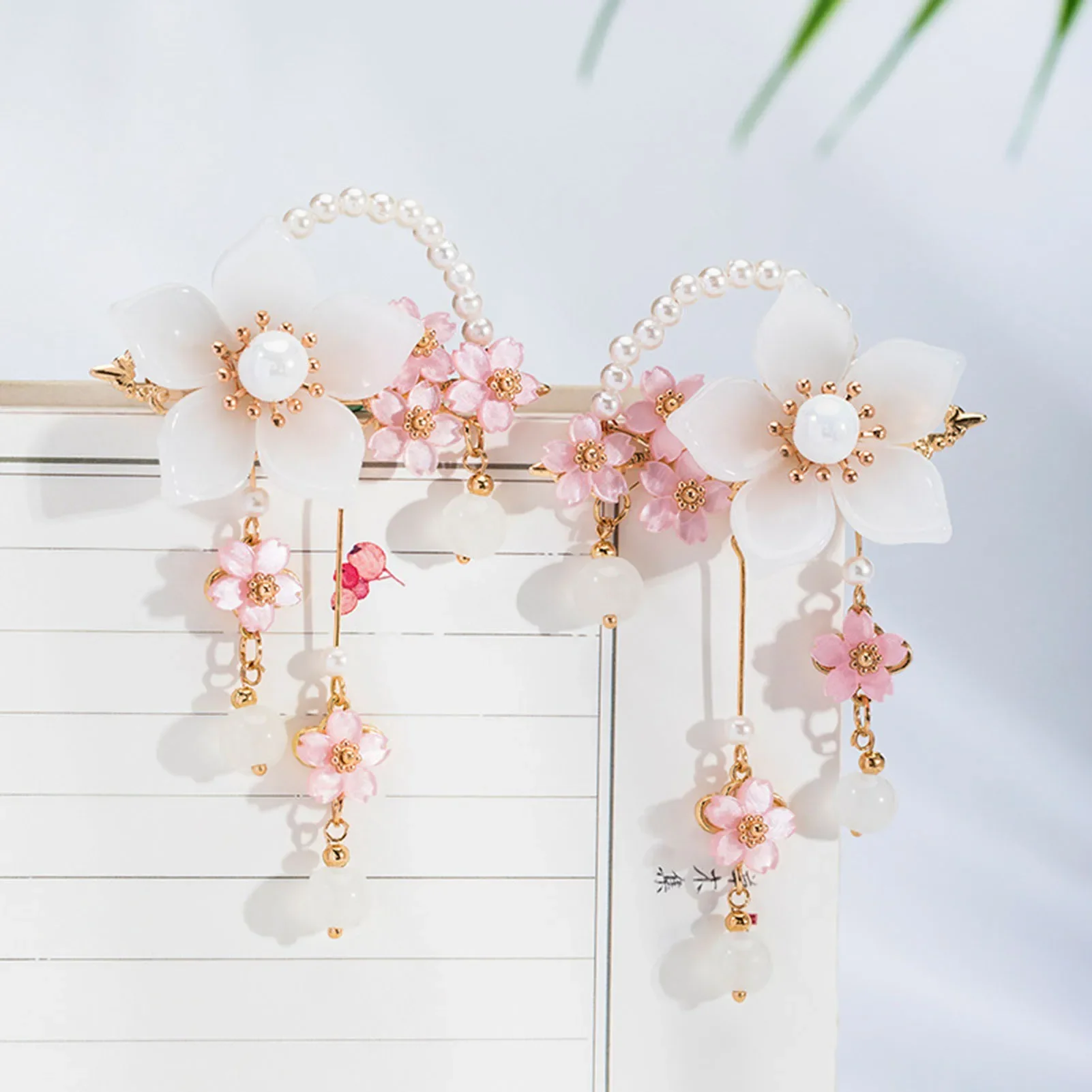

2PCS Retro Hair Clips With White Pink Flower Tassel Hairpins For New Year Decor Chinese Hanfu Hair Accessories Hair Jewelry
