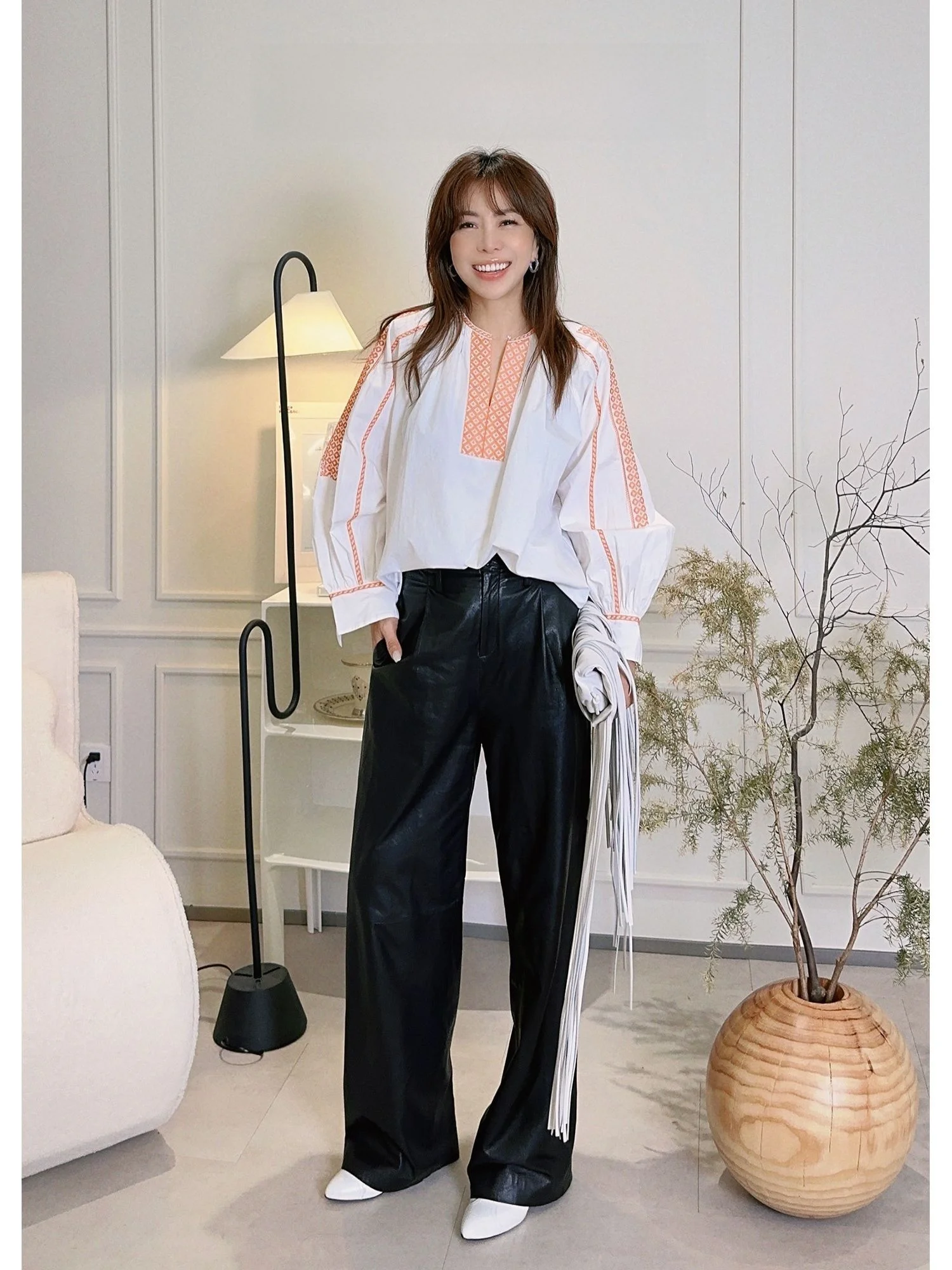 

Женская хлопковая блузка в скандинавском стиле с вышивкой, V-образным вырезом, свободного кроя, для повседневной носки, весенняя мода