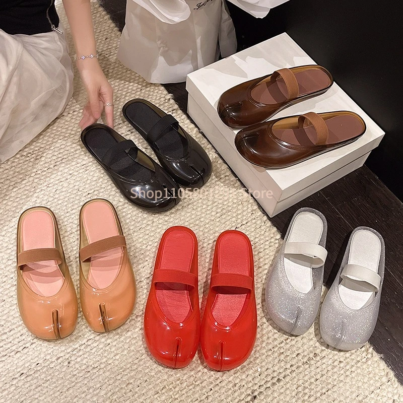 2026 Summer Designer Women Split Toe Mules Slippers Elastic Strap Jelly Slides Fashion Mary Jane Flat Casual Street Wearing