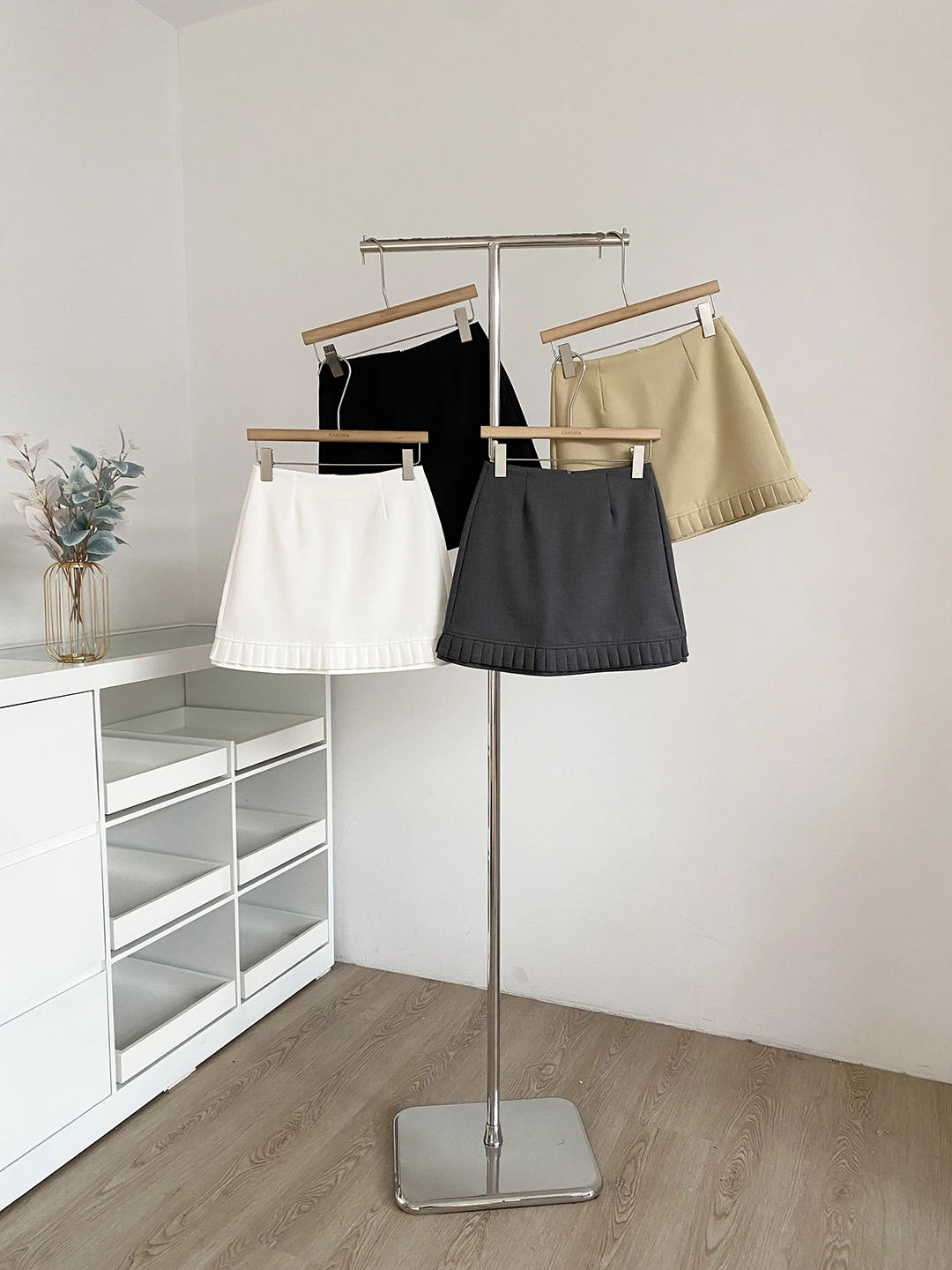 

Весна 2026: Новая женская короткая юбка А-силуэта с высокой талией, простой дизайн под дерево, из полиэстера, стройнящая фигуру