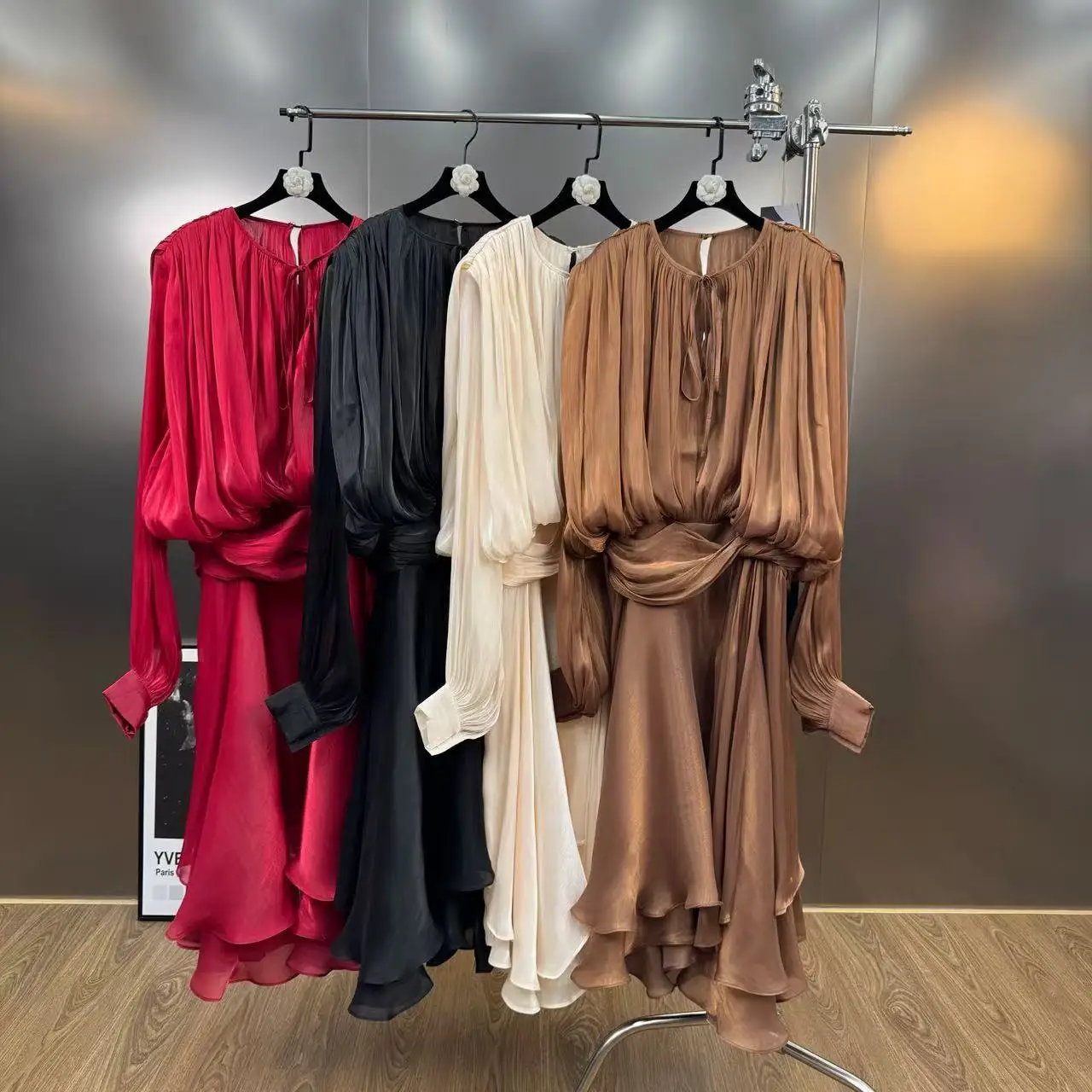 

Высокое качество, модное длинное платье, прозрачные пуговицы, плиссированные дизайн, вечерние платья для ночного клуба, сценические костюмы для празднования дня рождения, Drag Queen